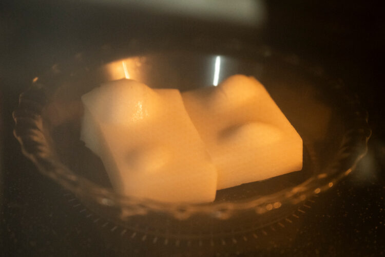 餅が温められて膨らむ